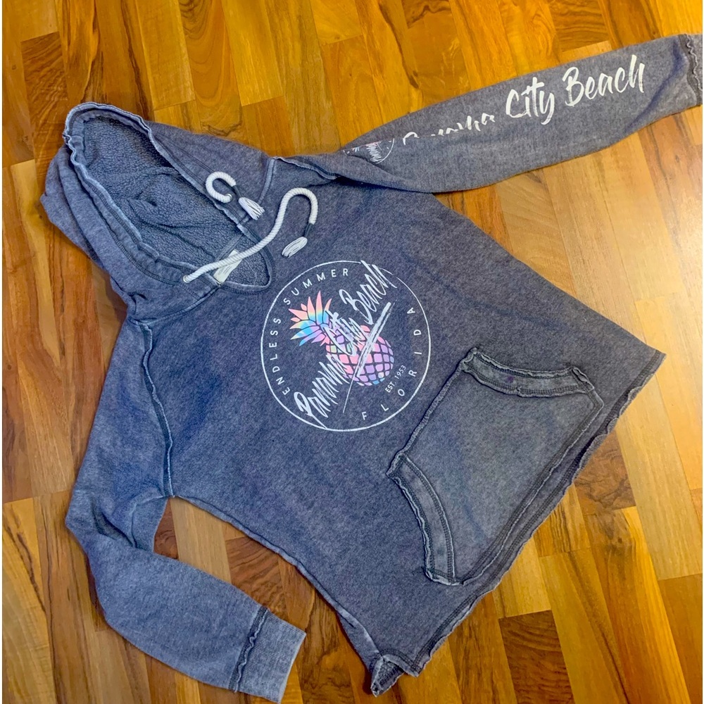 Very nice hooded ladies sweatshirt. Sz. LG warm and ready for the winter.